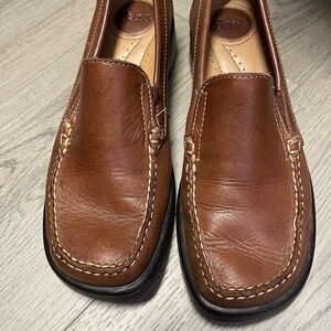 Bass Ladies Tan Leather Slip-On Loafers size 5.5